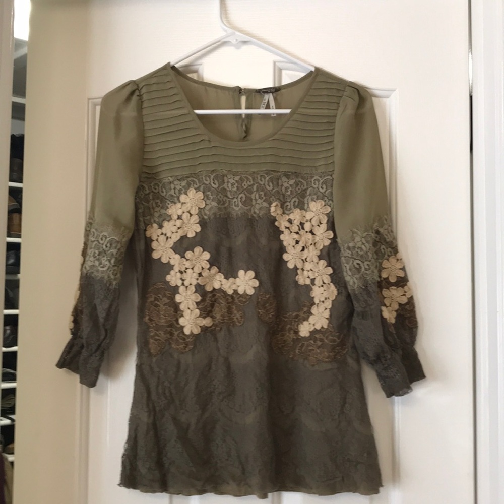 Super cute green Gimmicks tunic top with flowers